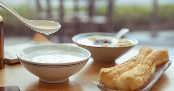 5 thứ tuyệt đối không nên chạm vào khi vừa ngủ dậy kẻo 